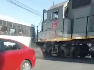Tren choca contra camión