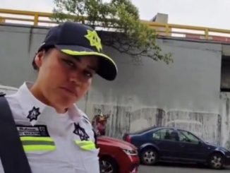 Mujer policía recibe 'mordida'