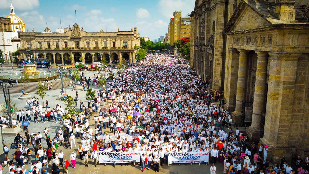 Marchan miles en defensa de Jalisco