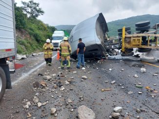 Se voltea tráiler en carretera