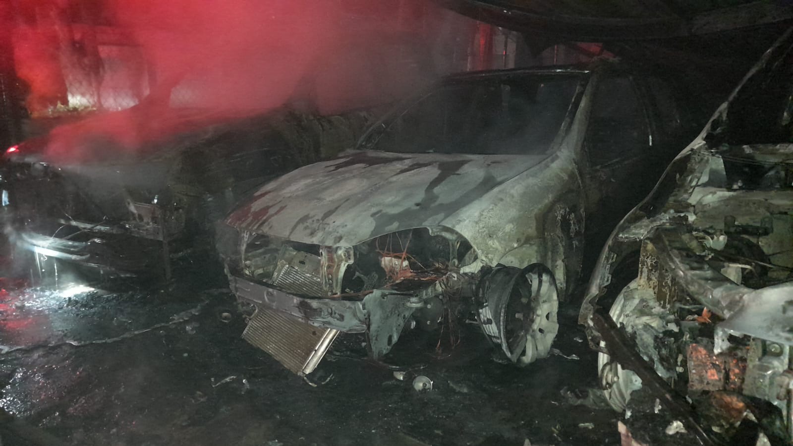 Se incendia local de autos en Zapopan