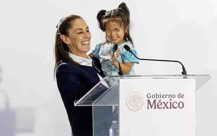 Niña 'roba' reflectores a Sheinbaum